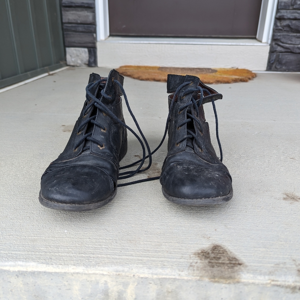 Boots Size 9 - Picture 2 of 2
